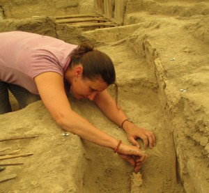 Lifting fragile remains uncovered during excavation. 